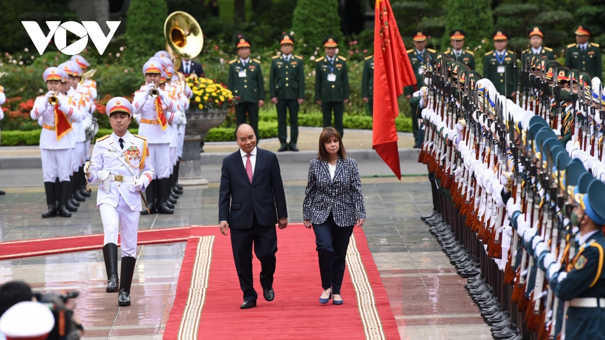 Greek President receives warm welcome in Vietnam